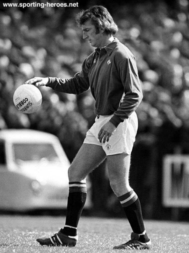 Alex Stepney - Manchester United - Biography of his goalkeeping career for Man Utd.