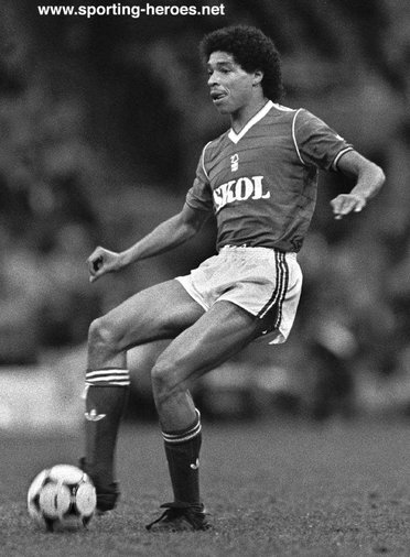 Des Walker - Nottingham Forest - Biography of his football career at Forest.