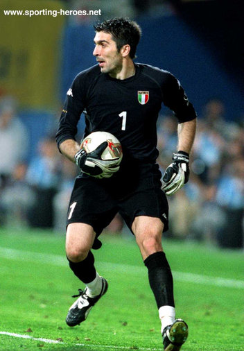 Gianluigi Buffon - Italian footballer - FIFA Campionato del Mondo 2002