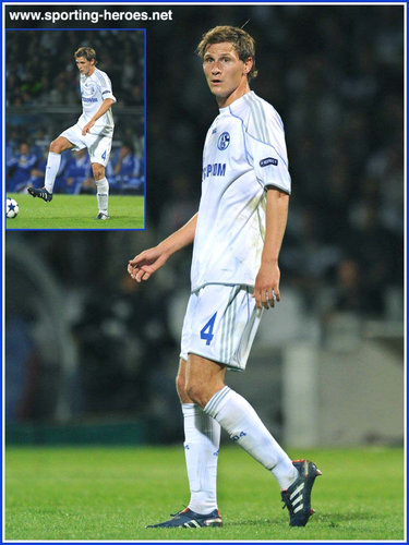 Benedikt Howedes - Schalke - UEFA Champions League 2010/11