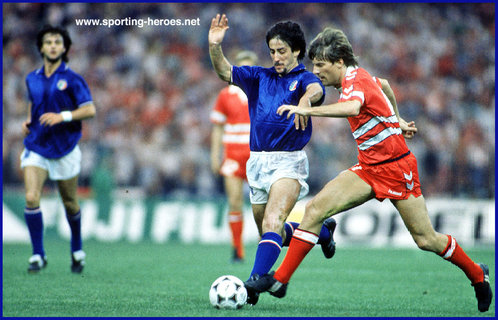 Fernando De Napoli - Italian footballer - International matches for Italy.